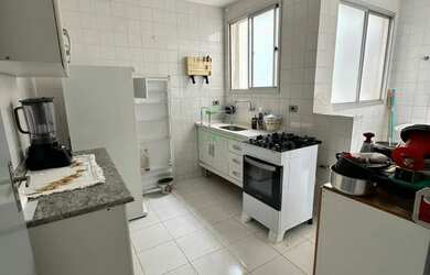 Imagem: O apartamento possui 3 Dormitórios, 1 Banheiro, 1 Vaga na garagem