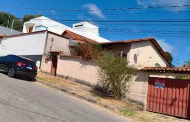 Imagem: A casa possui 2 Dormitórios, 1 Banheiro, 5 Vagas na garagem