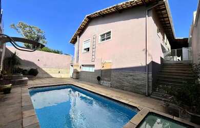 Imagem: A casa possui 4 Dormitórios, 3 Banheiros, 3 Vagas na garagem