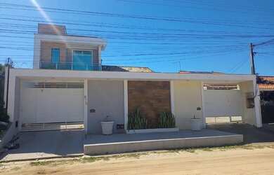 Imagem: A casa possui 3 Dormitórios, 3 Banheiros, 3 Vagas na garagem