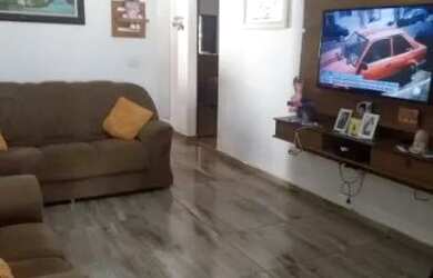 Imagem: A casa possui 3 Dormitórios, 2 Banheiros e 1 Vaga na garagem