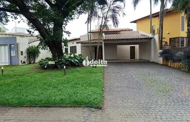 Imagem: A casa possui 4 Dormitórios, 4 Banheiros, 5 Vagas na garagem