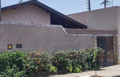 Imagem: A casa possui 4 Dormitórios, 3 Banheiros, 2 Vagas na garagem