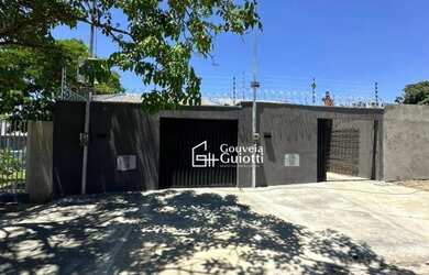 Imagem: A casa possui 3 Dormitórios, 2 Banheiros, 4 Vagas na garagem