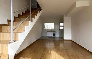 Imagem: A casa possui 2 Dormitórios, 1 Banheiro, 1 Vaga na garagem