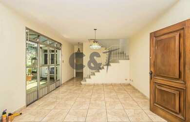 Imagem: A casa possui 3 Dormitórios, 4 Banheiros, 3 Vagas na garagem