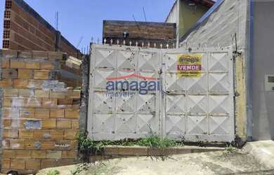 Imagem: A casa possui 3 Dormitórios, 2 Banheiros, 1 Vaga na garagem