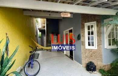 Imagem: A casa possui 3 Dormitórios, 2 Banheiros, 2 Vagas na garagem