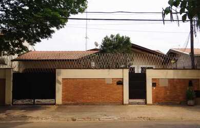 Imagem: A casa possui 3 Dormitórios, 4 Banheiros, 5 Vagas na garagem