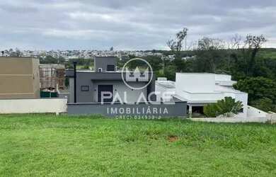 Imagem: A casa possui 1 Dormitório, 1 Banheiro, 1 Vaga na garagem