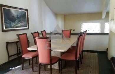 Imagem: A casa possui 4 Dormitórios, 1 Banheiro, 2 Vagas na garagem