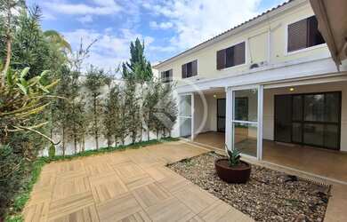 Imagem: A casa em condomínio para alugar possui 3 Dormitórios, 3 Banheiros