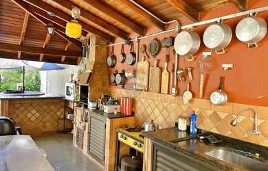 Imagem: A casa possui 2 Dormitórios, 2 Banheiros, 5 Vagas na garagem