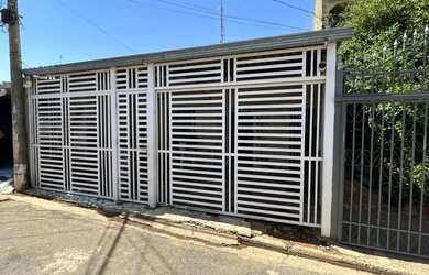 Imagem: A casa possui 4 Dormitórios, 3 Banheiros, 1 Vaga na garagem