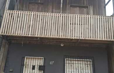 Imagem: A casa possui 1 Dormitório, 1 Banheiro, 1 Vaga na garagem