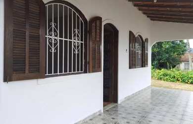 Imagem: A casa possui 3 Dormitórios, 1 Banheiro, 1 Vaga na garagem