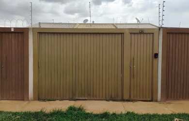 Imagem: A casa possui 2 Dormitórios, 1 Banheiro e 3 Vagas na garagem