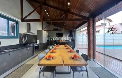 Imagem: A casa em condomínio possui 5 Dormitórios, 5 Banheiros, 5