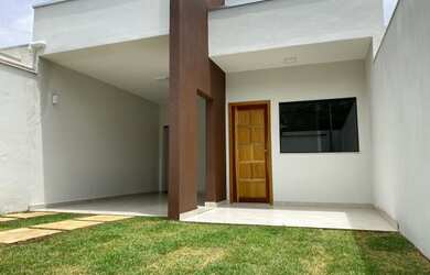 Imagem: A casa possui 2 Dormitórios, 1 Banheiro, 2 Vagas na garagem