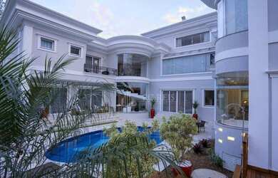 Imagem: A casa em condomínio possui 5 Dormitórios, 5 Banheiros, 5