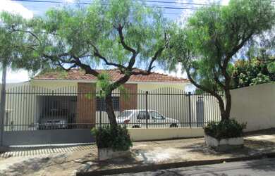 Imagem: A casa possui 3 Dormitórios, 2 Banheiros, 1 Vaga na garagem