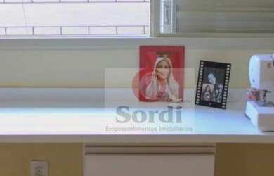 Imagem: A casa possui 3 Dormitórios, 3 Banheiros, 2 Vagas na garagem