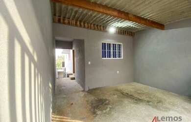 Imagem: A casa possui 3 Dormitórios, 2 Banheiros, 2 Vagas na garagem