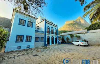 Imagem: A casa em condomínio possui 5 Dormitórios, 5 Banheiros, 5