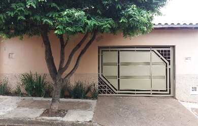 Imagem: A casa possui 3 Dormitórios, 2 Banheiros, 3 Vagas na garagem