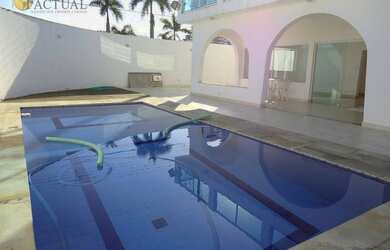 Imagem: A casa possui 5 Dormitórios, 5 Banheiros, 4 Vagas na garagem