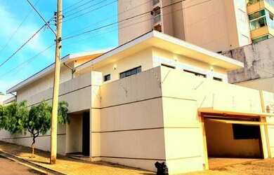 Imagem: A casa possui 3 Dormitórios, 5 Banheiros, 5 Vagas na garagem