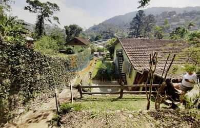Imagem: A casa possui 3 Dormitórios, 2 Banheiros, 3 Vagas na garagem