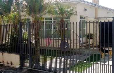 Imagem: A casa possui 3 Dormitórios, 4 Banheiros, 5 Vagas na garagem