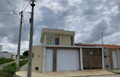 Imagem: A casa possui 4 Dormitórios, 3 Banheiros, 3 Vagas na garagem