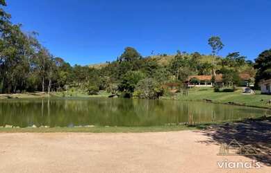 Imagem: A casa em condomínio possui 3 Dormitórios, 4 Banheiros, 800m²