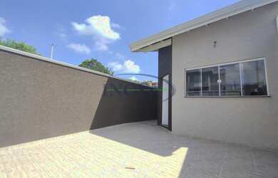 Imagem: A casa possui 2 Dormitórios, 2 Banheiros, 2 Vagas na garagem