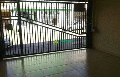 Imagem: A casa possui 3 Dormitórios, 3 Banheiros, 2 Vagas na garagem