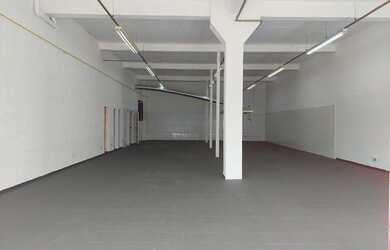 Imagem: O depósito possui 4 Vagas na garagem, 250m² de Área e está