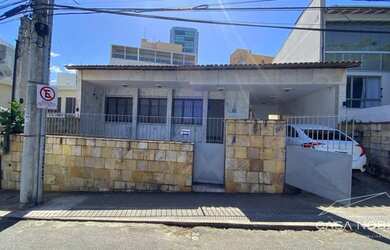 Imagem: A casa possui 3 Dormitórios, 5 Banheiros e 240m² de Área