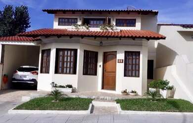 Imagem: A casa possui 3 Dormitórios, 2 Banheiros, 2 Vagas na garagem