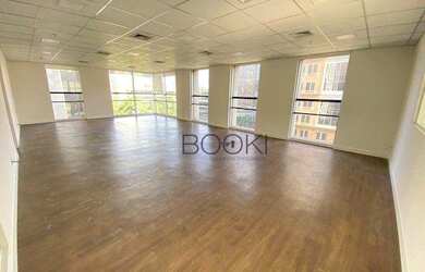 Imagem: O depósito possui 5 Vagas na garagem, 540m² de Área e está