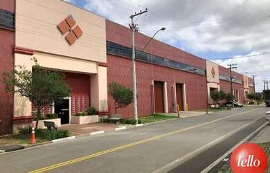 Imagem: O depósito possui 5 Vagas na garagem, 2486m² de Área e está