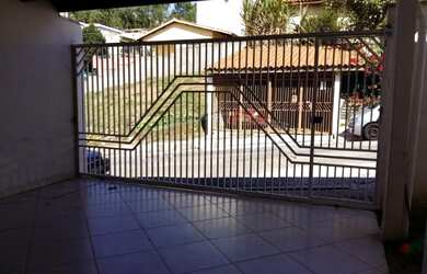 Imagem: A casa possui 3 Dormitórios, 1 Banheiro, 2 Vagas na garagem