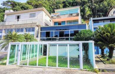 Imagem: A casa possui 4 Dormitórios, 5 Banheiros, 4 Vagas na garagem