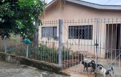 Imagem: A casa possui 2 Dormitórios, 1 Banheiro, 4 Vagas na garagem