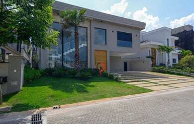 Imagem: A casa em condomínio possui 4 Dormitórios, 5 Banheiros, 5