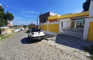 Imagem: A casa possui 2 Dormitórios, 1 Banheiro, 2 Vagas na garagem