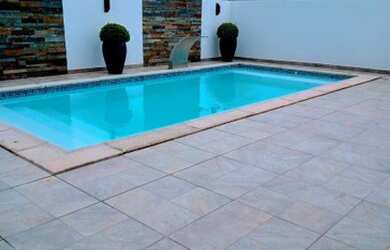 Imagem: A casa possui 3 Dormitórios, 5 Banheiros, 2 Vagas na garagem