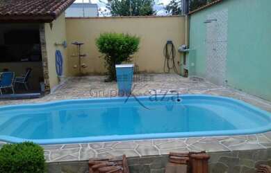 Imagem: A casa possui 3 Dormitórios, 3 Banheiros, 2 Vagas na garagem