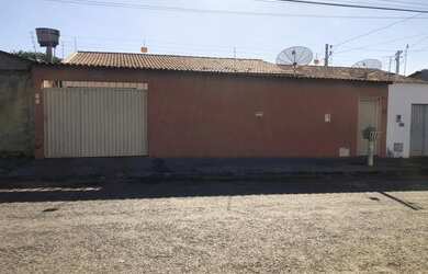 Imagem: A casa possui 3 Dormitórios, 2 Banheiros, 2 Vagas na garagem